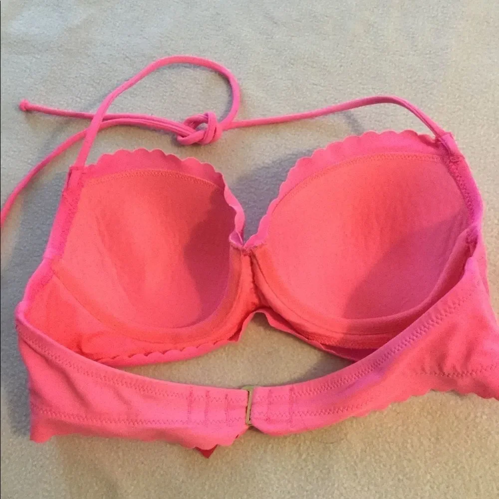 Victoria’s Secret 32B Getaway Halter bikini top